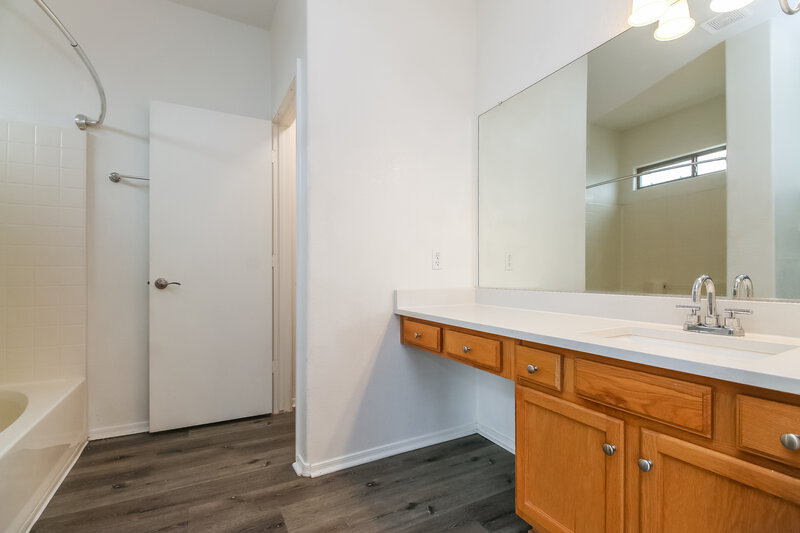 2,115/Mo, 552 N Emery Mesa, AZ 85207 Main Bathroom View