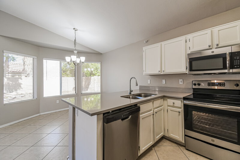 2,275/Mo, 1042 N Blackbird Dr Gilbert, AZ 85234 Kitchen View 2