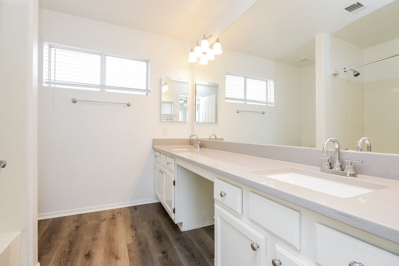 3,150/Mo, 1042 N Blackbird Dr Gilbert, AZ 85234 Main Bathroom View