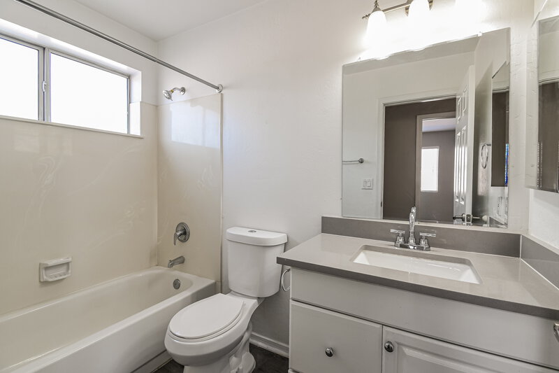 2,275/Mo, 1042 N Blackbird Dr Gilbert, AZ 85234 Bathroom View