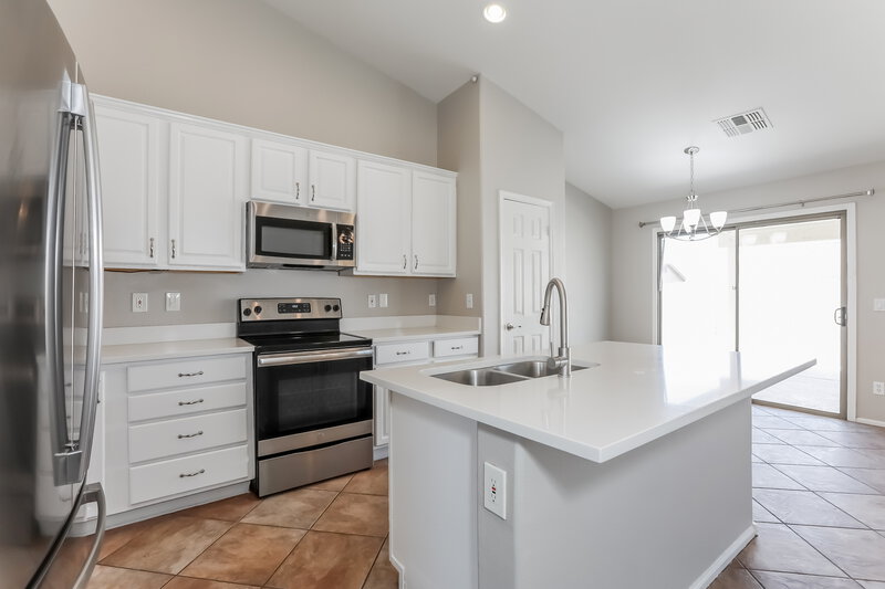 1,900/Mo, 4148 E Stratford Pl San Tan Valley, AZ 85140 Kitchen View 3