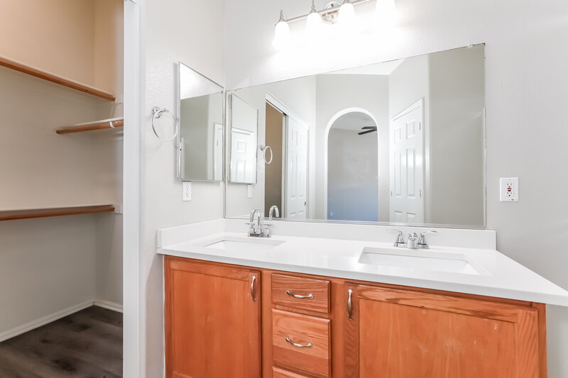 1,900/Mo, 4148 E Stratford Pl San Tan Valley, AZ 85140 Main Bathroom View 2