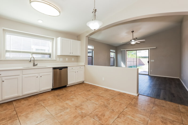 1,980/Mo, 614 E Jeanne Ln San Tan Valley, AZ 85140 Kitchen View