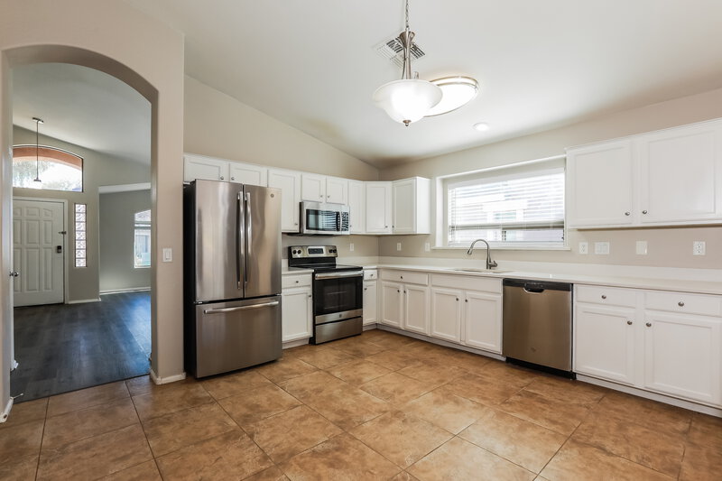 1,980/Mo, 614 E Jeanne Ln San Tan Valley, AZ 85140 Kitchen View 3