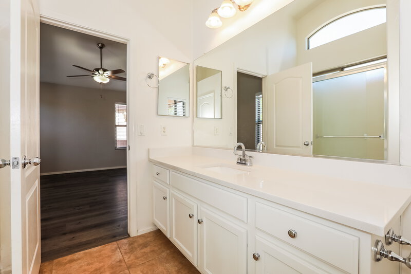 1,980/Mo, 614 E Jeanne Ln San Tan Valley, AZ 85140 Main Bathroom View