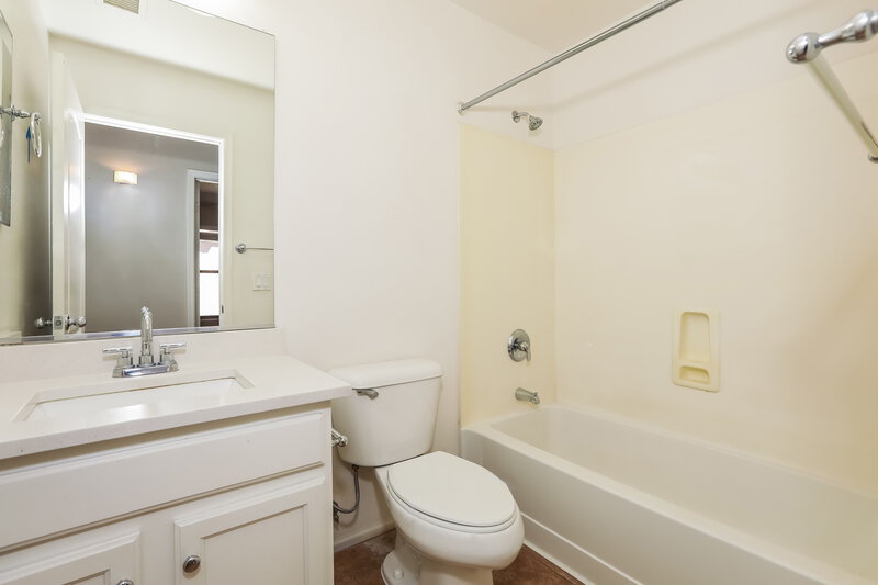 1,980/Mo, 614 E Jeanne Ln San Tan Valley, AZ 85140 Bathroom View