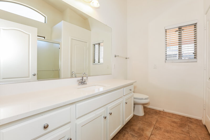 1,980/Mo, 614 E Jeanne Ln San Tan Valley, AZ 85140 Bathroom View 2