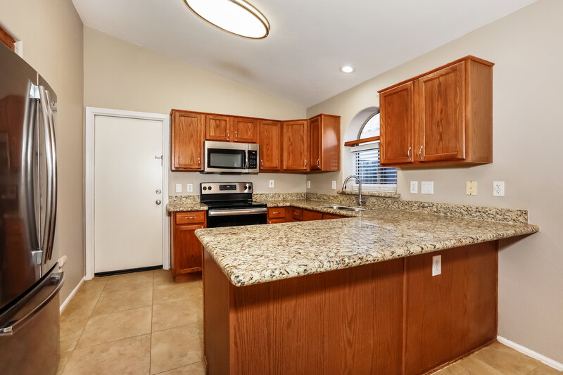 1,680/Mo, 672 E Lovegrass Dr San Tan Valley, AZ 85143 Kitchen View