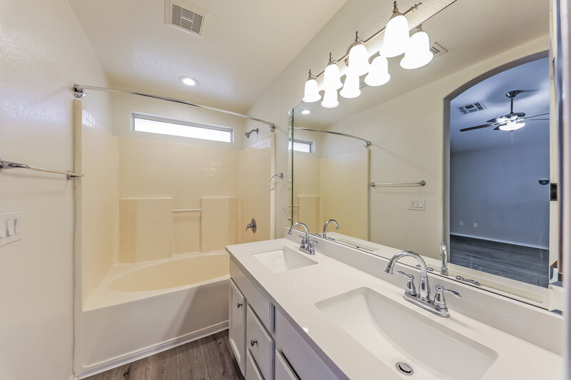 1,860/Mo, 14740 W Willow Ln Surprise, AZ 85374 Main Bathroom View