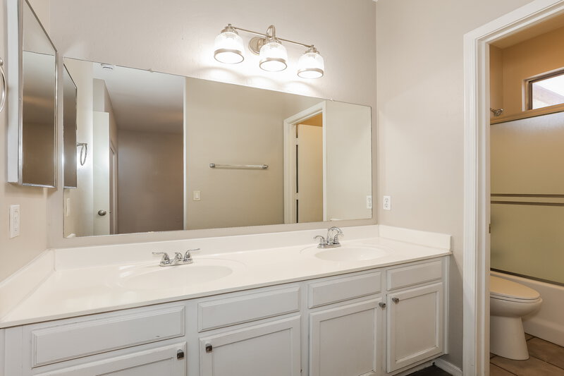 1,925/Mo, 11217 W Berkeley Rd Avondale, AZ 85392 Main Bathroom View
