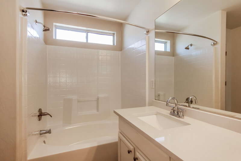 1,995/Mo, 12026 W Yuma St Avondale, AZ 85323 Main Bathroom View