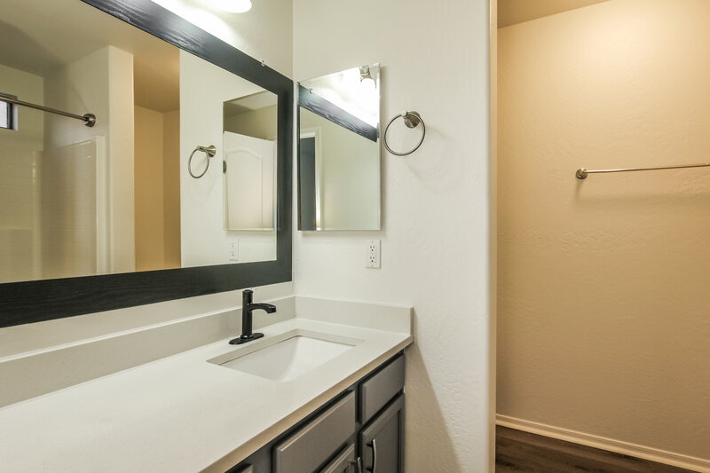 2,165/Mo, 11146 W Brittlewood Dr Phoenix, AZ 85037 Main Bathroom View
