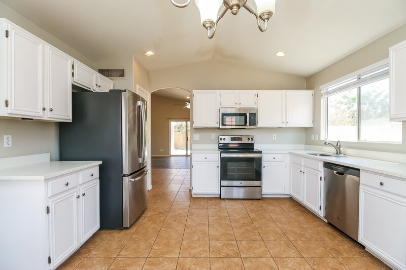2,335/Mo, 633 S Bonito Ct Gilbert, AZ 85233 Kitchen View 2