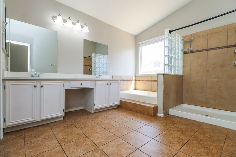 2,335/Mo, 633 S Bonito Ct Gilbert, AZ 85233 Main Bathroom View