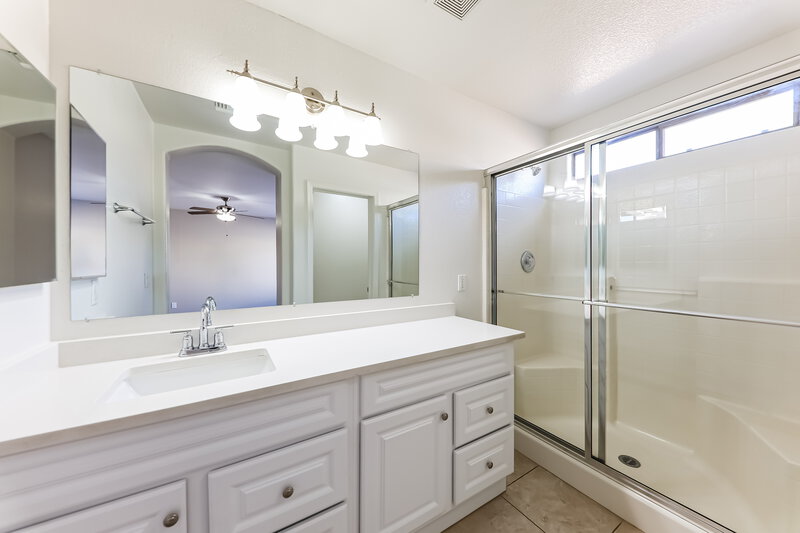 1,990/Mo, 6054 W Jones Ave Phoenix, AZ 85043 Main Bathroom View