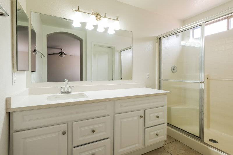 1,875/Mo, 6054 W Jones Ave Phoenix, AZ 85043 Main Bathroom View