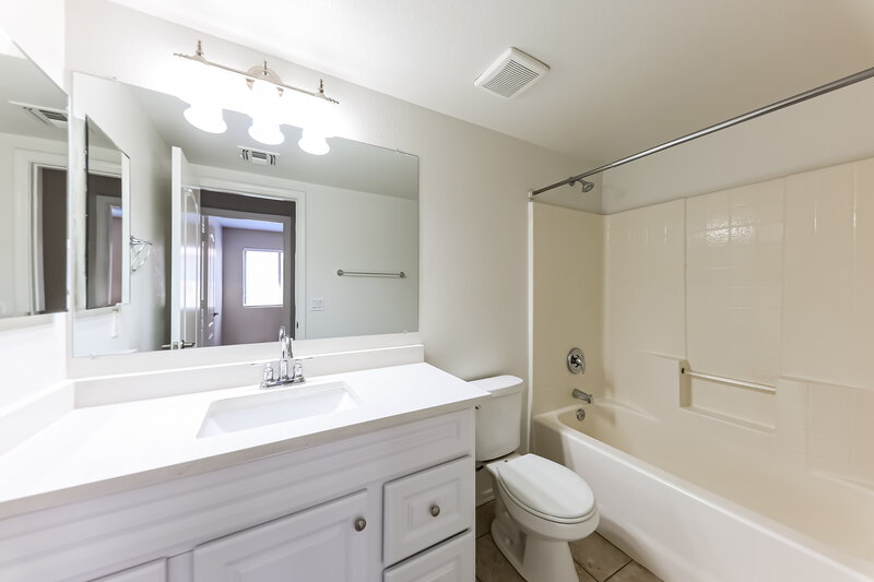 1,990/Mo, 6054 W Jones Ave Phoenix, AZ 85043 Bathroom View