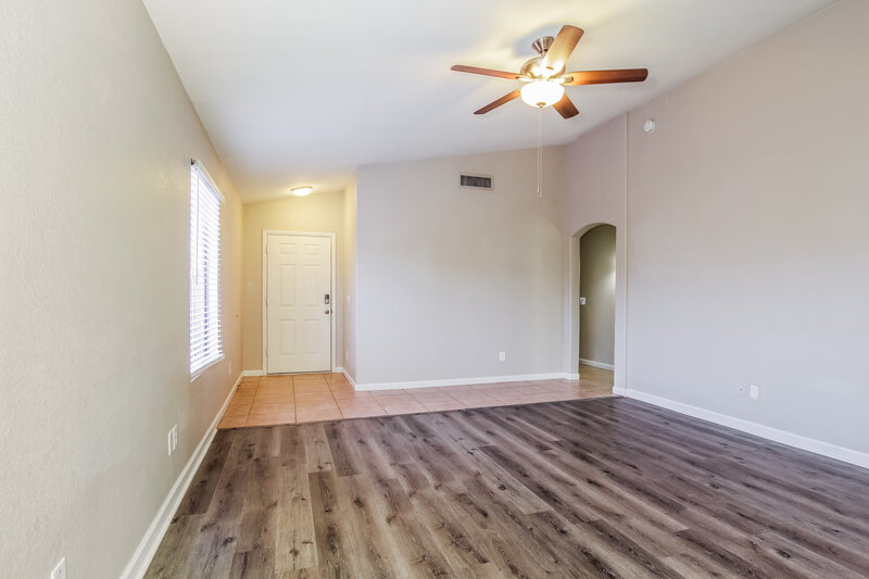 2,015/Mo, 5035 W Kristal Way Glendale, AZ 85308 Living Room View 2