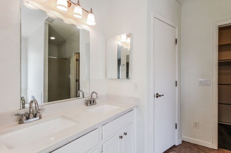 2,015/Mo, 5035 W Kristal Way Glendale, AZ 85308 Main Bathroom View