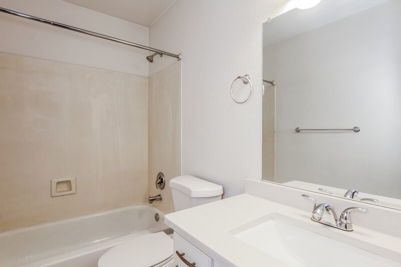 2,015/Mo, 5035 W Kristal Way Glendale, AZ 85308 Bathroom View