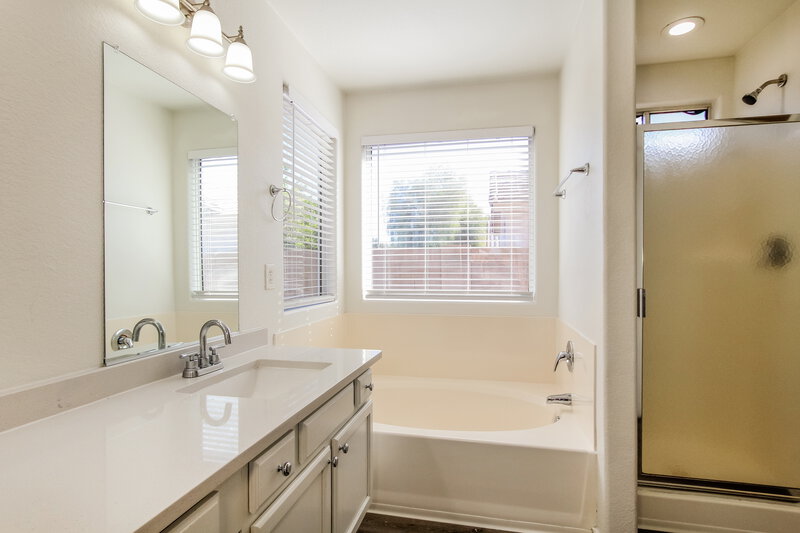 1,965/Mo, 8234 W Pima St Phoenix, AZ 85043 Main Bathroom View