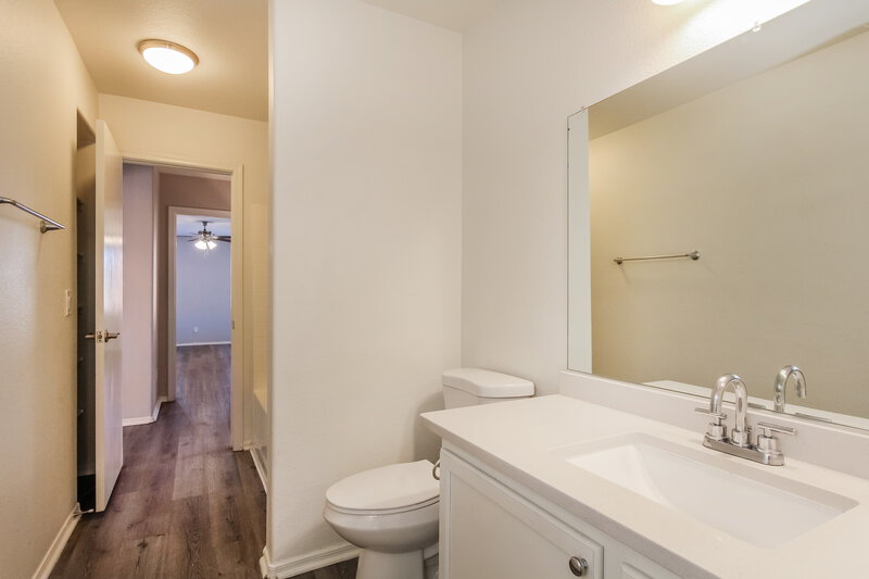 1,965/Mo, 8234 W Pima St Phoenix, AZ 85043 Bathroom View