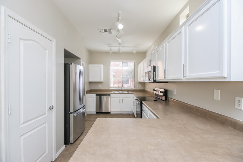 2,075/Mo, 3815 E Flower Ct Gilbert, AZ 85298 Kitchen View