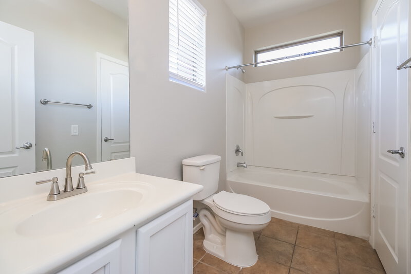 2,075/Mo, 3815 E Flower Ct Gilbert, AZ 85298 Main Bathroom View