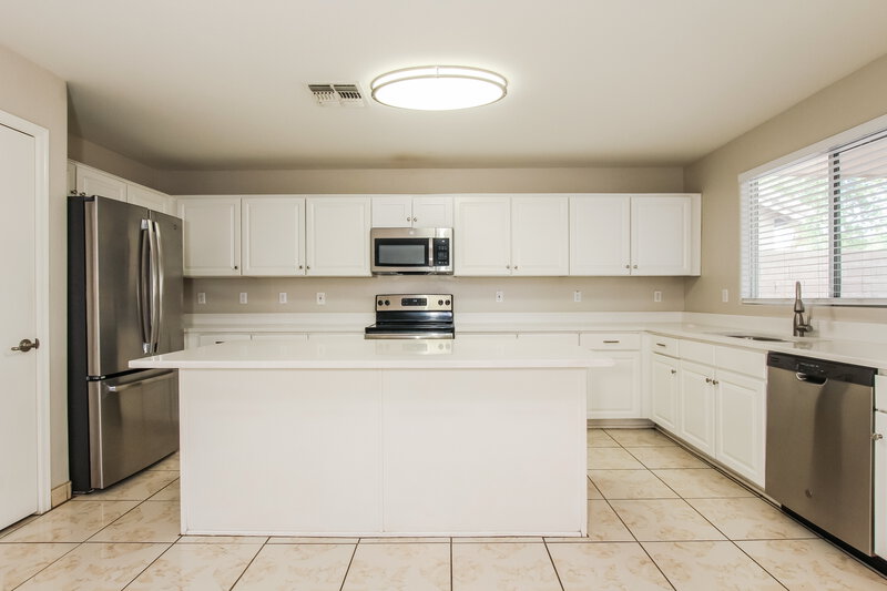 2,165/Mo, 6632 W Watkins St Phoenix, AZ 85043 Kitchen View