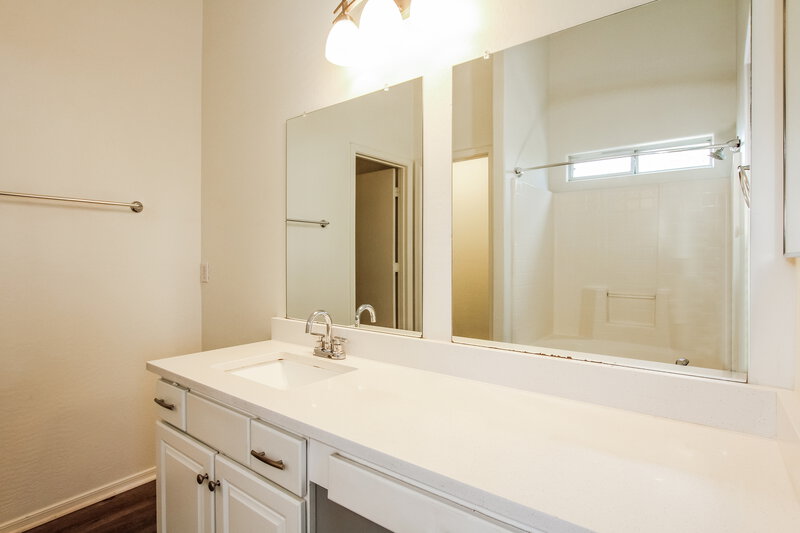 2,165/Mo, 6632 W Watkins St Phoenix, AZ 85043 Main Bathroom View