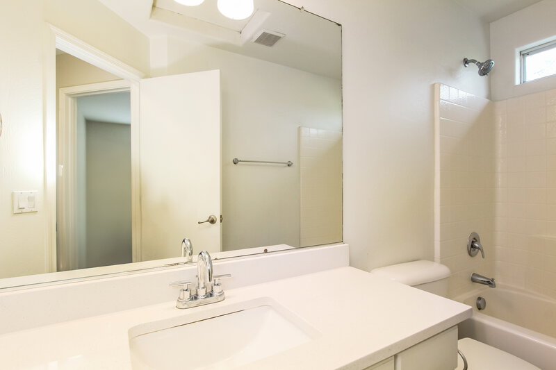 2,165/Mo, 6632 W Watkins St Phoenix, AZ 85043 Bathroom View
