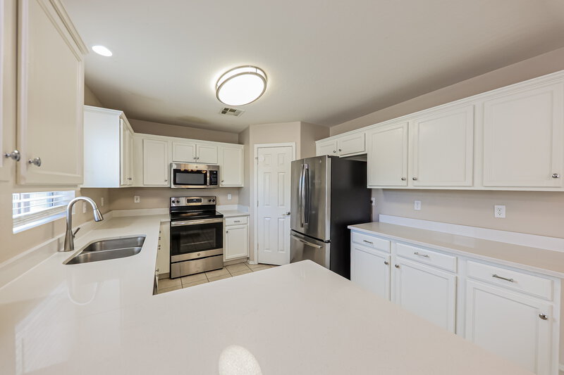 2,015/Mo, 591 S 167th Drive Goodyear, AZ 85338 Kitchen View 2