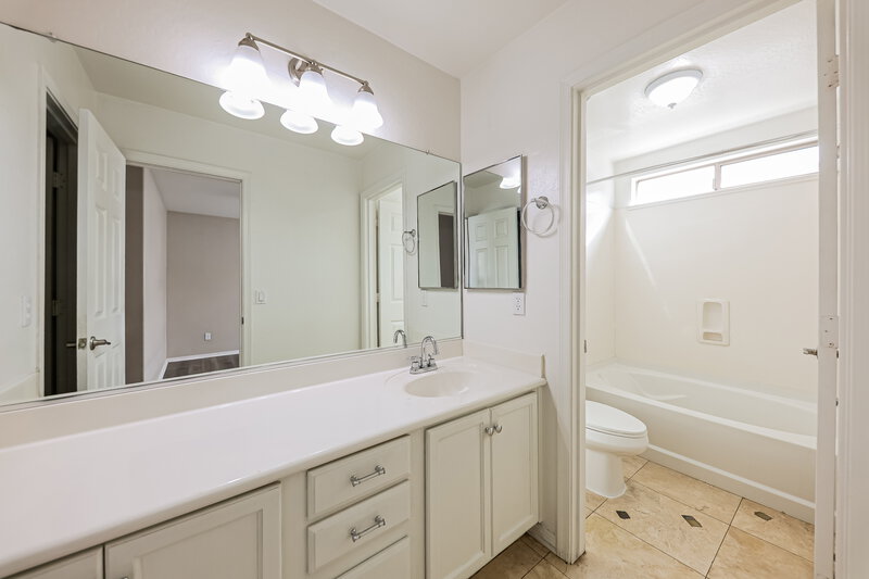 2,015/Mo, 591 S 167th Drive Goodyear, AZ 85338 Main Bathroom View