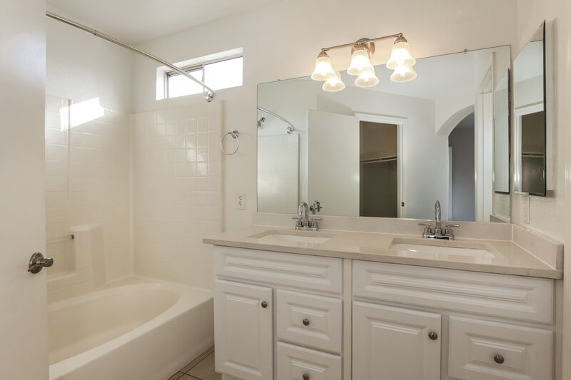 1,925/Mo, 11322 W Loren Ln Peoria, AZ 85345 Main Bathroom View