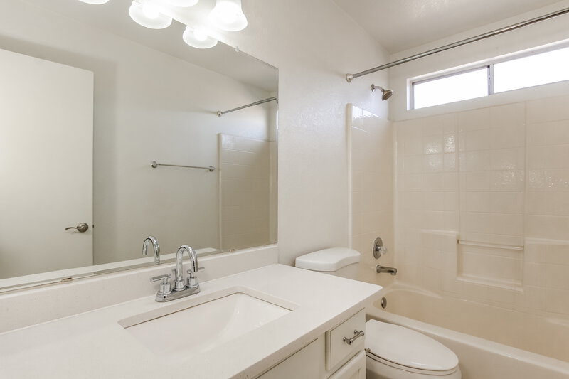 1,925/Mo, 11322 W Loren Ln Peoria, AZ 85345 Bathroom View