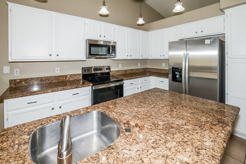 2,135/Mo, 7766 W Sierra Vista Dr Glendale, AZ 85303 Kitchen View 2