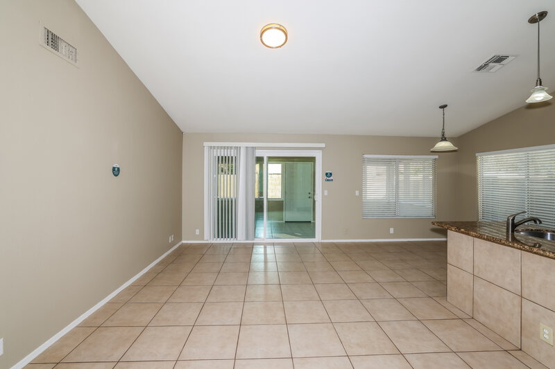 2,135/Mo, 7766 W Sierra Vista Dr Glendale, AZ 85303 Family Room View 2
