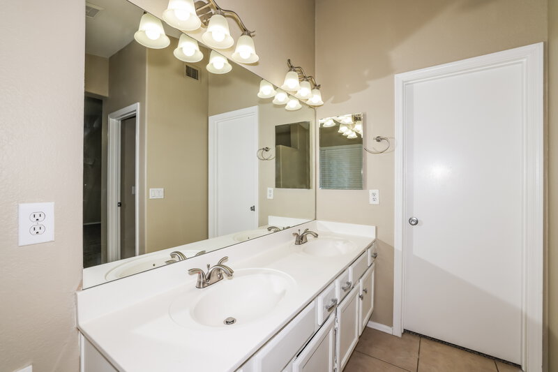 2,135/Mo, 7766 W Sierra Vista Dr Glendale, AZ 85303 Main Bathroom View