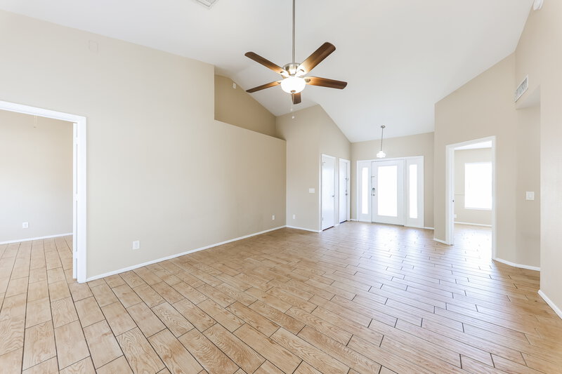 1,975/Mo, 10801 W Wagon Wheel Dr Glendale, AZ 85307 Living Room View 2