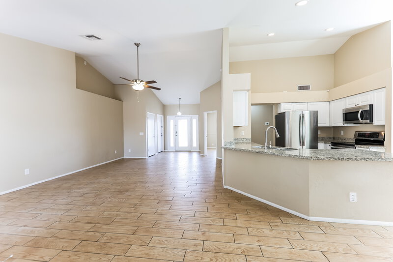 1,975/Mo, 10801 W Wagon Wheel Dr Glendale, AZ 85307 Living Room View 3