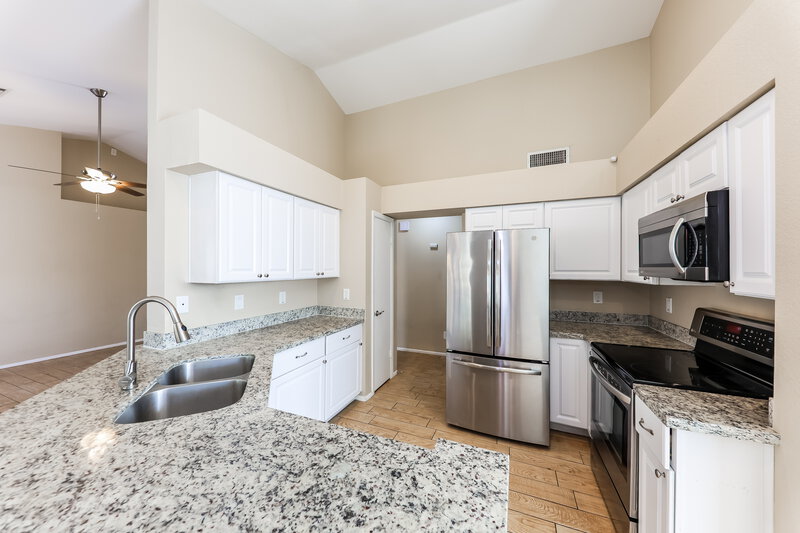 1,975/Mo, 10801 W Wagon Wheel Dr Glendale, AZ 85307 Kitchen View 2