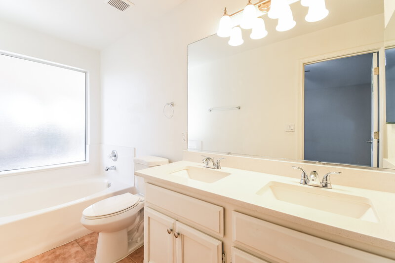 2,160/Mo, 1917 E Marquette Dr Gilbert, AZ 85234 Main Bathroom View