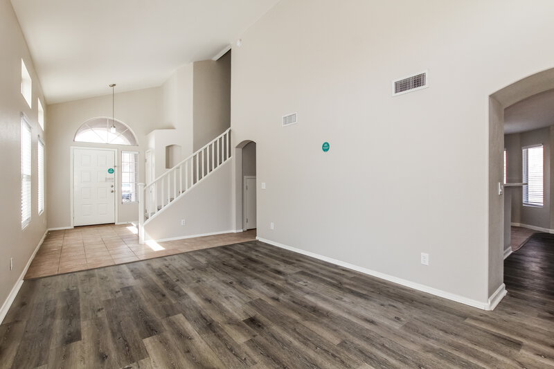 2,640/Mo, 4039 W Salter Dr Glendale, AZ 85308 Living Room View 2