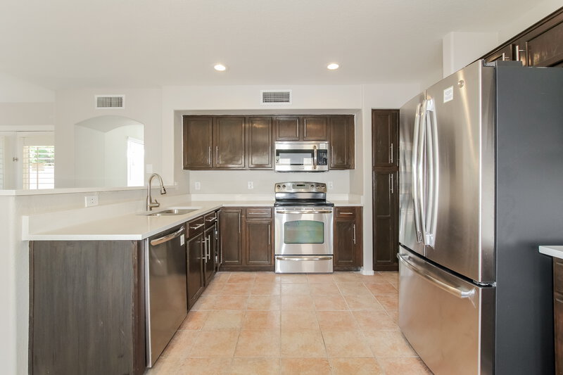 2,640/Mo, 4039 W Salter Dr Glendale, AZ 85308 Kitchen View