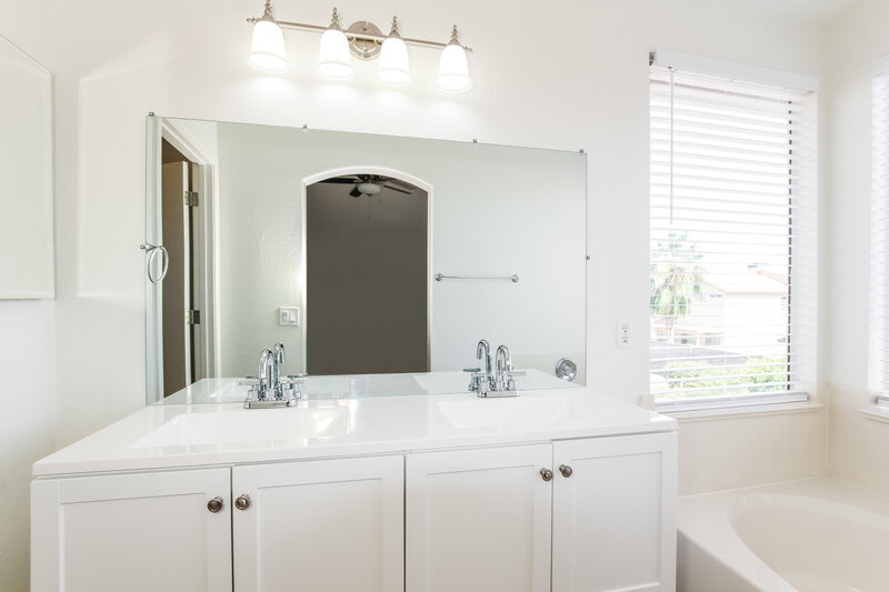 2,640/Mo, 4039 W Salter Dr Glendale, AZ 85308 Bathroom View