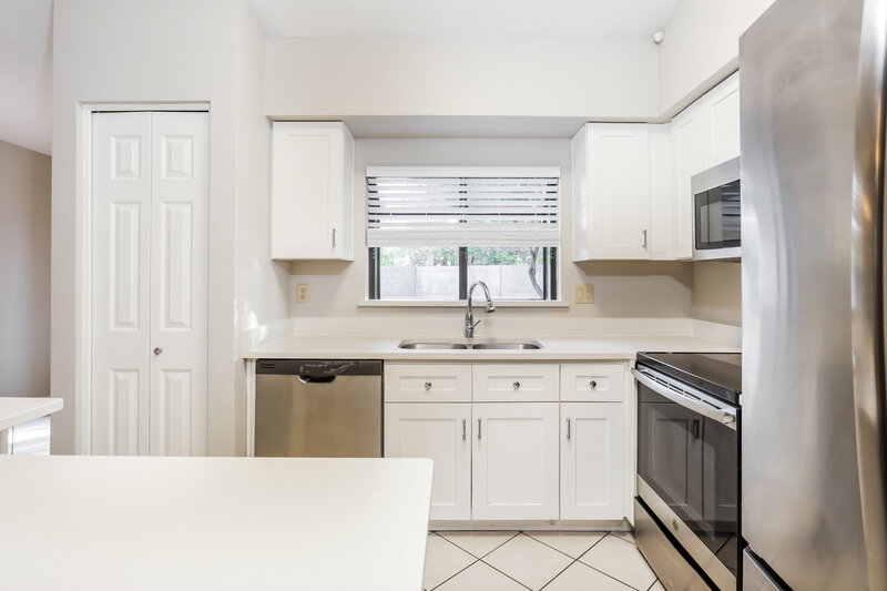 2,385/Mo, 7579 W Wikieup Ln Glendale, AZ 85308 Kitchen View 2