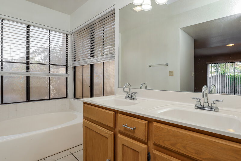 2,385/Mo, 7579 W Wikieup Ln Glendale, AZ 85308 Main Bathroom View