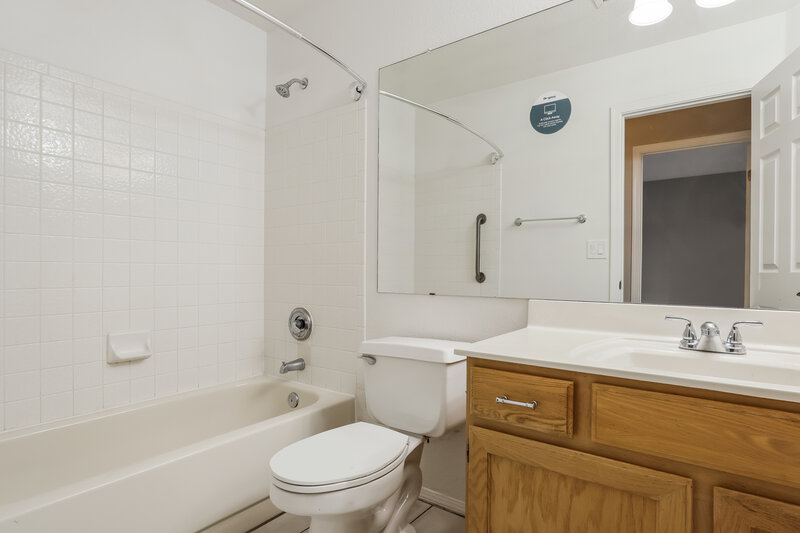 2,385/Mo, 7579 W Wikieup Ln Glendale, AZ 85308 Bathroom View