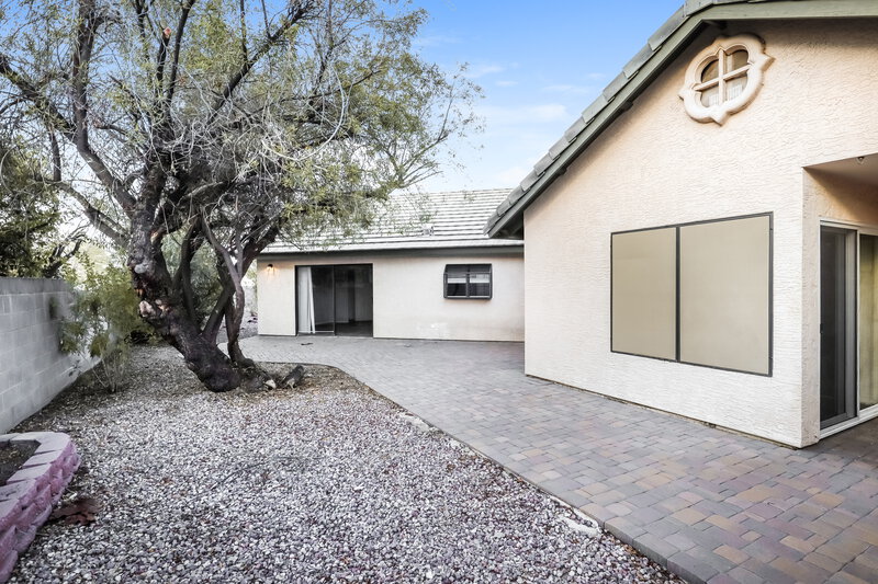 2,385/Mo, 7579 W Wikieup Ln Glendale, AZ 85308 Rear View 2
