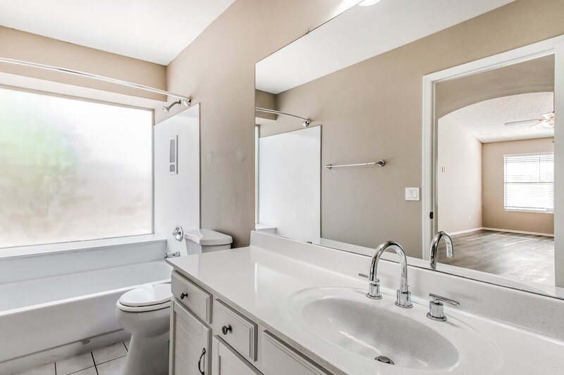 2,100/Mo, 4755 W Oraibi Dr Glendale, AZ 85308 Main Bathroom View